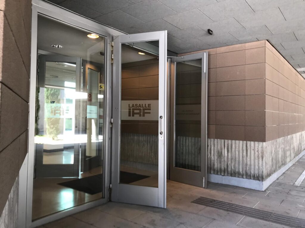 Entrada La Salle IRF. Instituto de Rehabilitación Funcional