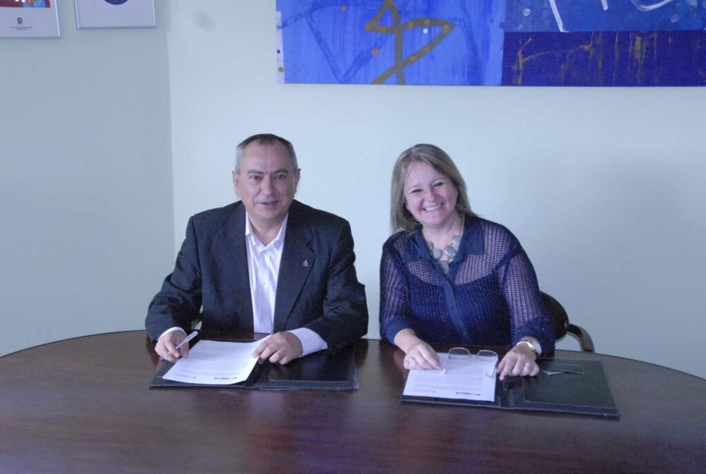 Foto firma acuerdo con la Universidad La Salle de Lucas do Rio Verde, Brasil