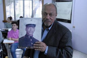 Foto de Bill mostrando la foto de su hermano Manny