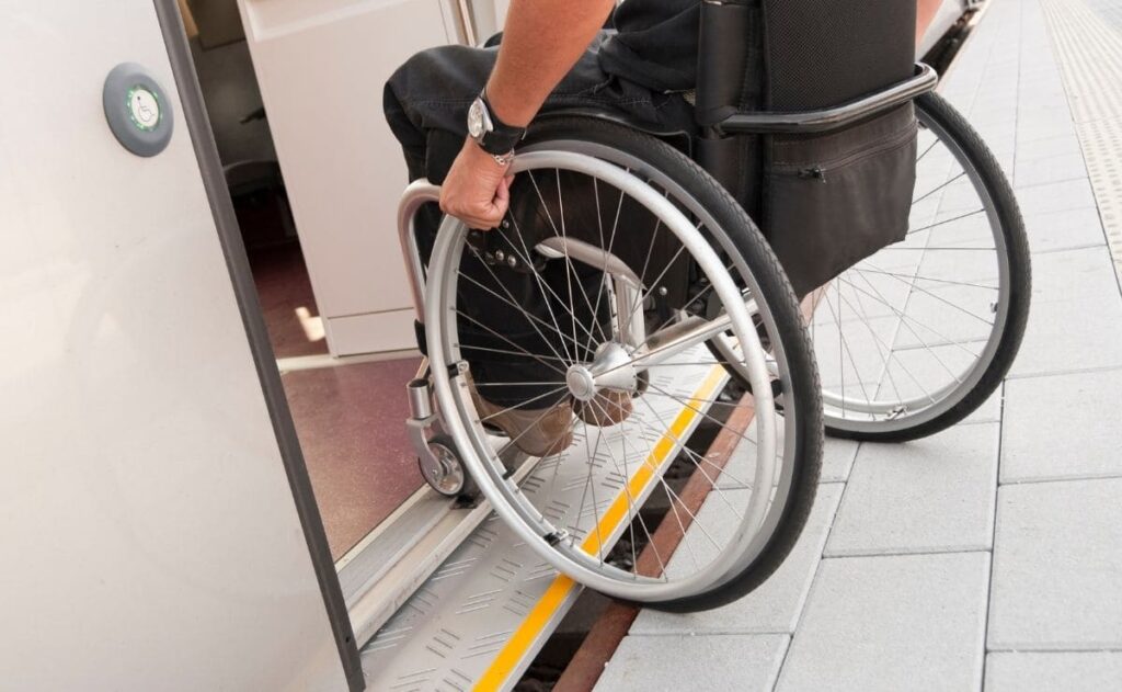 Persona en silla de ruedas entrando con autonomía en un tren de RENFE