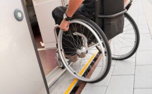 Persona en silla de ruedas entrando con autonomía en un tren de RENFE